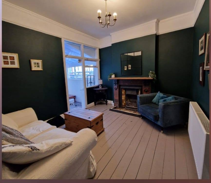 A second lounge in deep heritage green